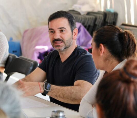 Yankel Benítez informa a vecinos de la Rubén Jaramillo sobre avances en red de drenaje