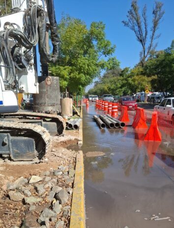 Se atiende fuga de agua en Calzada Juárez derivada de obra que se realiza en la zona