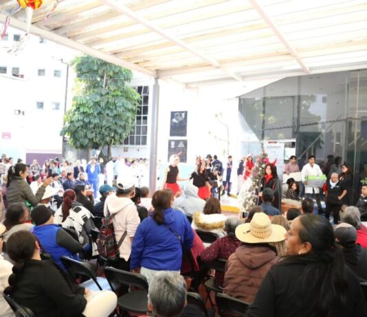 Lucila Martínez Manríquez lleva pastorela al Centro Estatal de Atención Oncológica para compartir esperanza y alegría