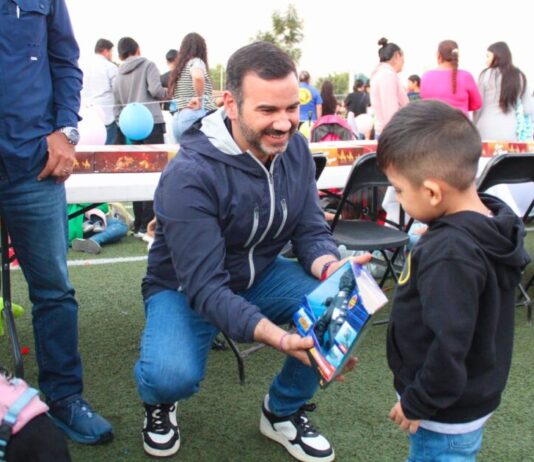 Yankel Benítez lleva alegría a cientos de niñas y niños de Misión del Valle