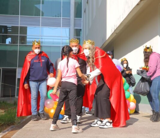 Barragán ayuda a los Reyes Magos a llevar alegría a niñas y niños del Hospital Infantil de Morelia