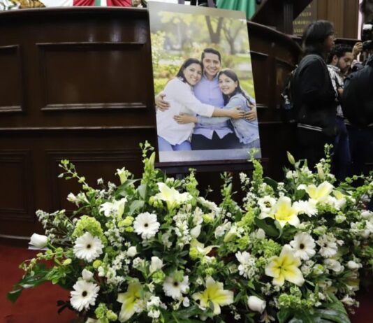 Rinde 76 Legislatura homenaje póstumo a Víctor Mujica, Anayeli Hernández y a su hija