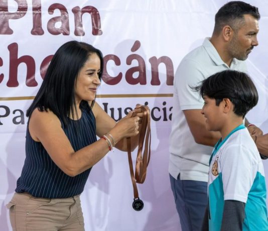 Llama Lucila Martínez a fortalecer el deporte estudiantil como base del desarrollo integral