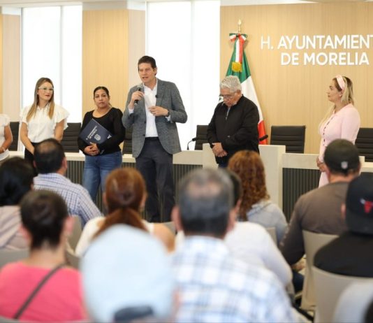 Alfonso Martínez Alcázar entrega certeza jurídica a vecinos de Ampliación Los Sauces