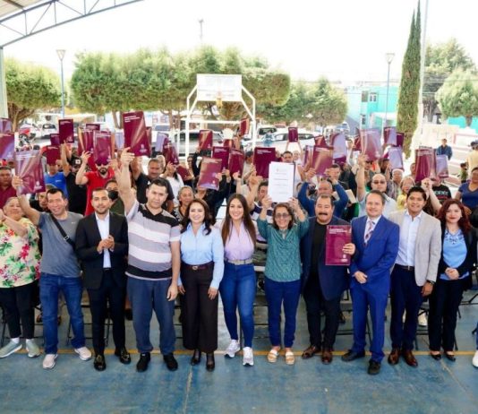 Garantiza Zacapu certeza jurídica a 80 familias del Frente Popular con entregan escrituras Mónica Valdez y Gladyz Butanda