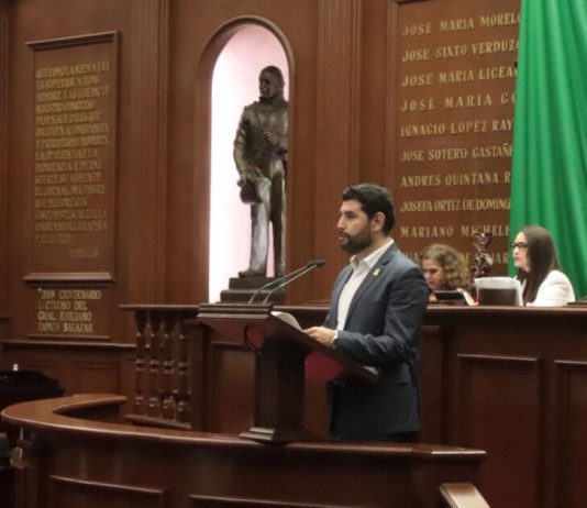 Octavio Ocampo propone proteger los saberes del mezcal michoacano