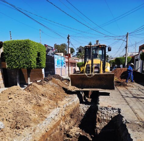 Adolfo Torres supervisa trabajos de reparación de drenaje en la colonia Nueva Chapultepec