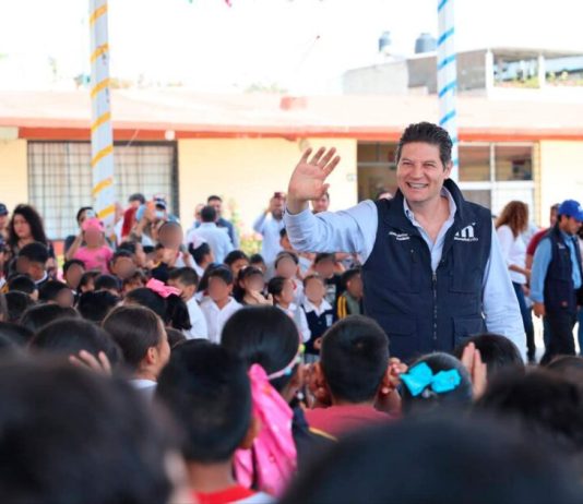 Alfonso Martínez, aliado de la educación; techumbres y cancha deportiva al Norte de Morelia