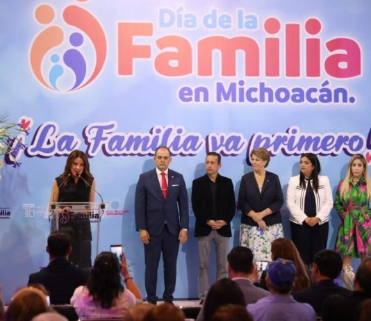 Recibe Paola Delgadillo Hernández, presidenta de DIF Morelia, reconocimiento del Congreso del Estado