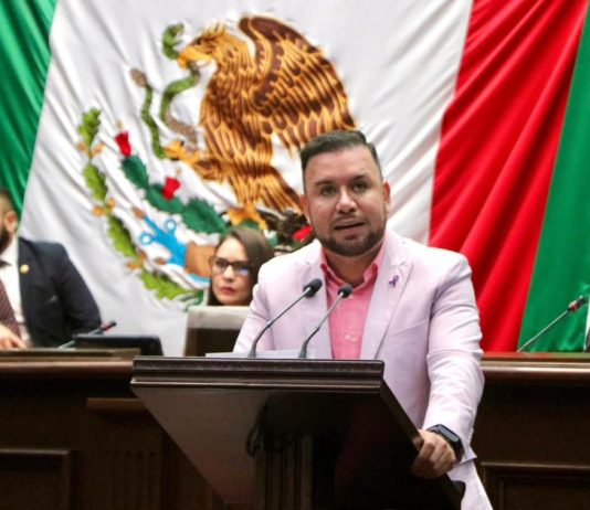 Plantea Reyes Galindo regular uso de celulares en escuelas primarias y secundarias de Michoacán