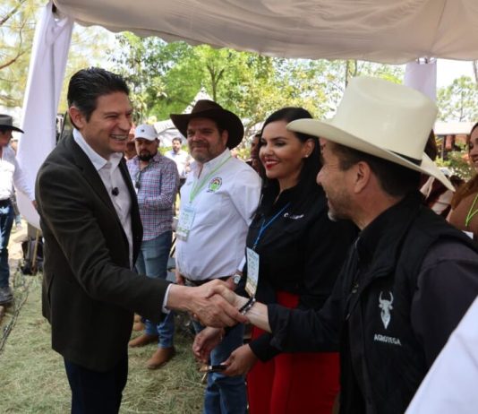 Tiende la mano Alfonso Martínez a productores michoacanos