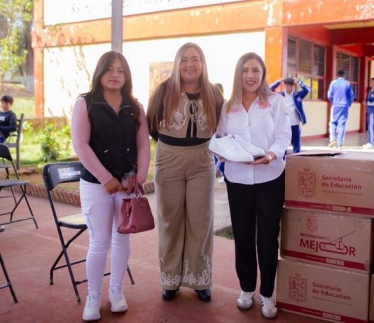 Gestiona Dayana Pérez Mendoza entrega de tenis para estudiantes de secundaria en Salvador Escalante