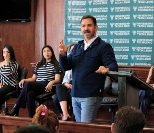 Yankel Benítez dialoga con jóvenes universitarios sobre participación ciudadana