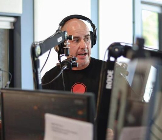 Ante vacaciones escolares, Fito Torres llama a madres y padres a vigilar el consumo digital de niñas, niños y jóvenes