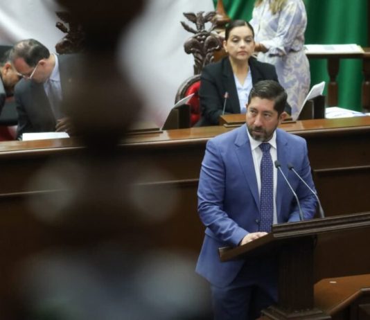 Abraham Espinoza presenta iniciativa pro adopción para mayores de edad en Michoacán