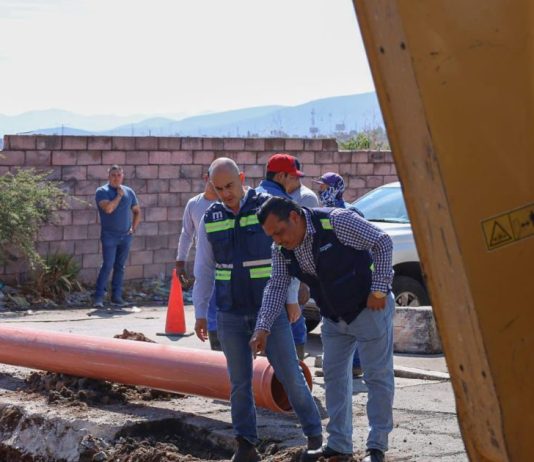 Adolfo Torres recorre obra sanitaria en colonia Lago I