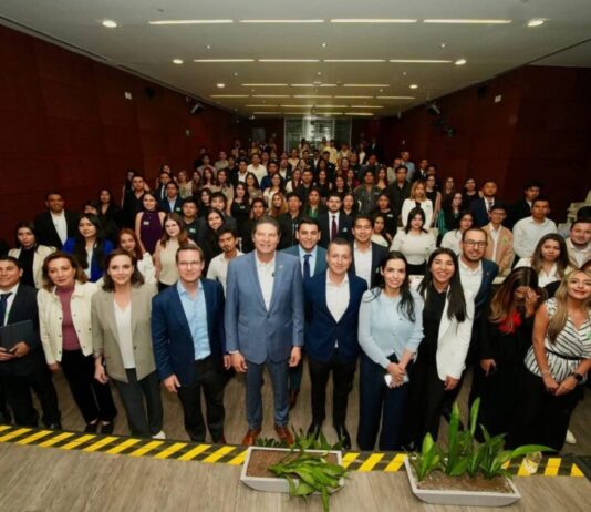 Refrenda Alfonso Martínez su compromiso con la juventud
