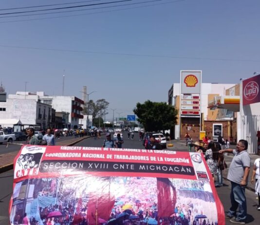 Maestros y derechohabientes del ISSSTE exigen mejoras en salud y pagos en Michoacán