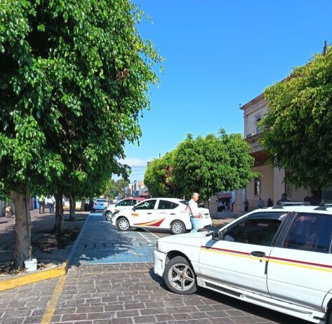 Taxistas tomaron CAM y calles aledañas