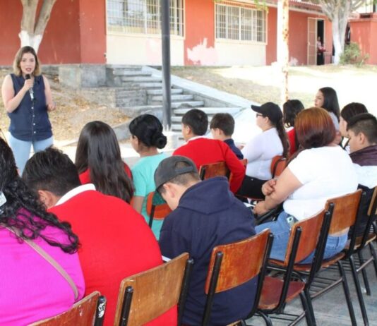 En telesecundaria de Cointzio, Brissa Arroyo hace énfasis en la prevención de adicciones