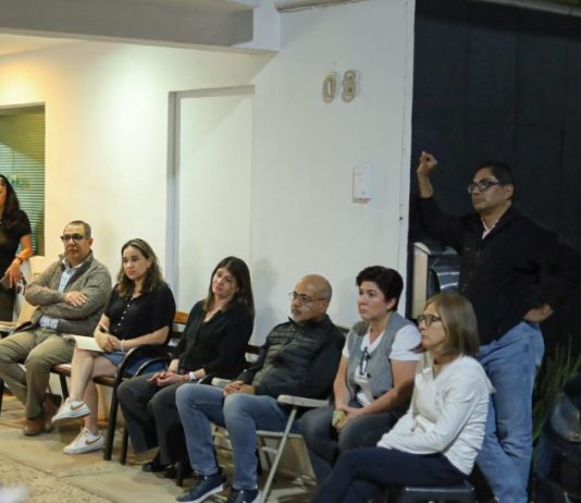 Adolfo Torres informa y atiende a vecinos de Las Cruces ante transición en servicios de agua
