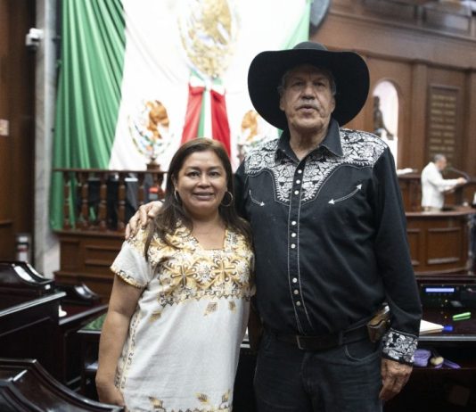 Apoya Belinda Iturbide con obras sociales en Chucándiro