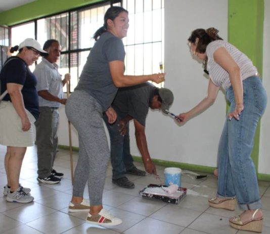 Con brocha en mano, avanza Brissa Arroyo en rescate de colonias de Morelia