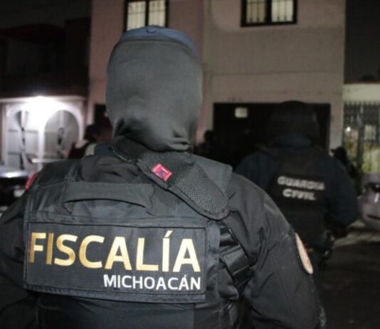 Durante cateo realizado en Villas del Real, FGE asegura droga e instrumentos para su distribución; hay un detenido