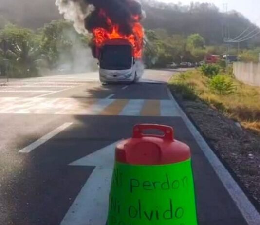 Manifestaciones y bloqueos en Michoacán tras homicidio de maestro y autoridades comunales en Aquila
