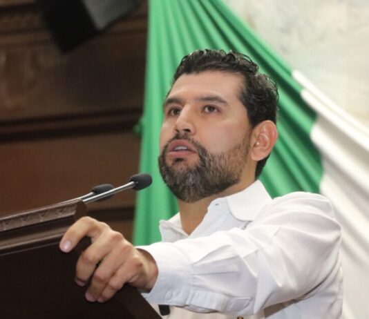 Octavio Ocampo plantea licencias parentales y sistemas de cuidados para madres trabajadoras de Michoacán