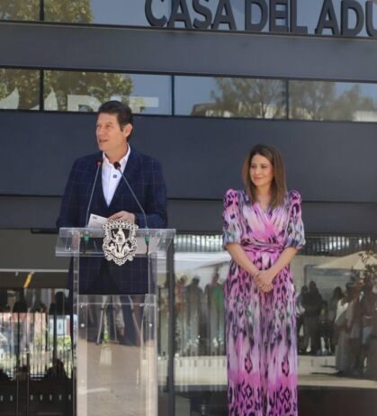 Alfonso Martínez y Paola Delgadillo inauguran la Casa del Adulto Mayor