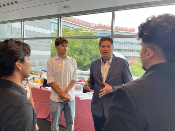 Se reúne Alfonso Martínez Alcázar con jóvenes de la Universidad Estatal de Sacramento
