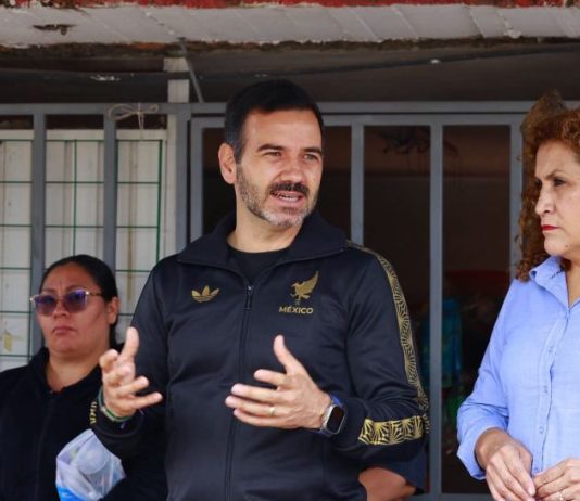 Yankel Benítez supervisa pavimentación en colonia Arboledas