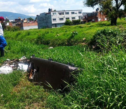 Adolfo Torres llama a evitar el abandono de basura en canales; detectan muebles en el dren Carlos Salazar