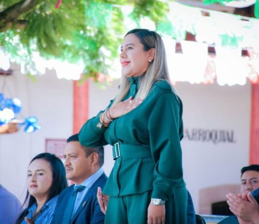 Dayana Pérez encabeza el inicio de las Fiestas Patrias en Salvador Escalante
