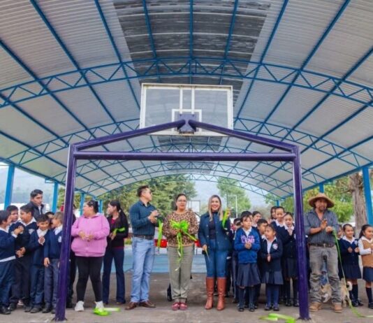 Inaugura Dayana Pérez nueva techumbre en la Primaria Benito Juárez de Iricuaro
