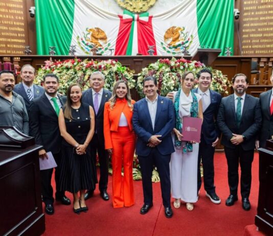 Dayana Pérez Mendoza acompaña al gobernador Alfredo Ramírez Bedolla en la entrega de su Quinto Informe de Gobierno