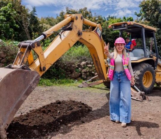 Dayana Pérez da banderazo de arranque al adoquinamiento de calle en Agua Verde