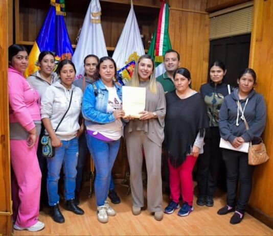 Dayana Pérez Mendoza refrenda su compromiso con la educación en Salvador Escalante