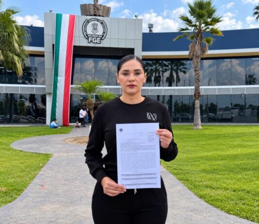 Presenta Diana Espinoza denuncia ante la FGE por ataques al honor y a la intimidad