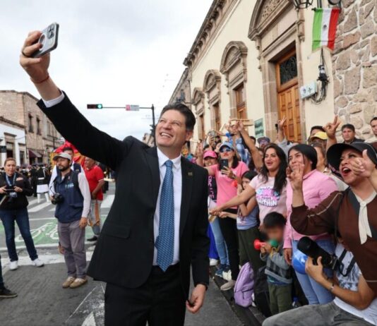 Familias morelianas llenan de color el Centro Histórico durante desfile por el natalicio de Morelos