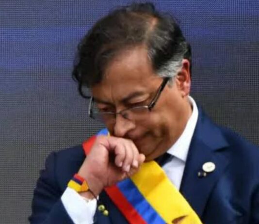 Del entusiasmo al desencanto: Radiografía del fracaso de la izquierda de Gustavo Petro en Colombia.