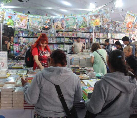 Asistentes a la 5ta. Fillm destacan variedad de libros, actividades y precios accesibles