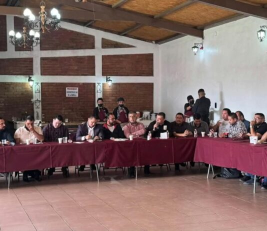 ¡De traicioneros no los bajan!: líderes magisteriales se reúnen con Torres Piña
