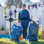 Dayana Pérez Mendoza encabeza jornada de limpieza en el panteón de Santa Clara del Cobre rumbo a la Noche de Ánimas